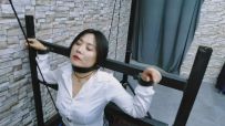 飞天 误入房间的女人贩子惨遭无情折磨,电动股绳机威力太大了,一会将她折磨地晕死过去.
