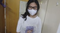 【优异眼镜少女兼职的噩梦】虞琳是一名想兼职模特的高挑女学生，来到拍摄房间里，脱下