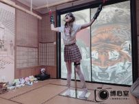 【缚心室】175长腿女神的罚站架体验，郊狼+强力电击鞭，虐胸玩舌，AV棒强制GC，被玩到