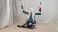 【尤美加奈】闪之轨迹3阿尔缇娜COS！超可爱白毛！内穿黑丝连体衣+片足吊缚+身体玩弄+