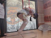 【缚心室】白丝小kigger残暴的后手直臂吊缚折磨，挑战郊狼极限，充气塞+皮拍抽打+TK虐