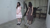 【樱束原创】《罚站》萝莉小颖不乖被捆绑固定在K9罚站器上惩罚！不停挠她腋下痒的不停