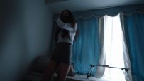 【丝米】《在劫难逃4》肉肉被出狱的男子威胁，一身OL油亮肉丝+高跟鞋，乖乖捆绑好自己