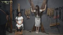 【姐妹无畏】旗袍姐妹花刑讯室惨遭特务捆绑各种酷刑打挠刷等关押牢房五花大绑