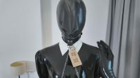 《主人的人体家具Ⅱ——会呼吸的托盘摆件》泳帽、膜、呼吸头套、防毒面具、呼吸袋、负