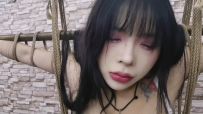 【HD飞天】搜查官曼妮去执行任务被虐待狂人从背后一棍子打晕,精彩片段马上开始