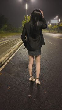 【Sub咔咔】户外肉丝OL郊狼背铐过马路挑战SubM