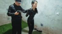 日本间谍川岛芳子利用夜色偷偷进入军统局,被军统特务发现