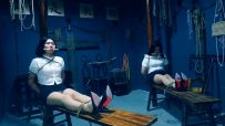 【胜景影视】《师生之间的秘密 》 下集 师生被女管教绑在老虎凳上舌头被夹着，舌头都