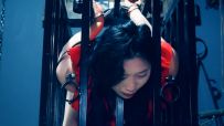 《女囚幻梦》 中集 她被关在笼子里惩罚，最后被宣判死刑，钉上死镣，重镣关押在牢房