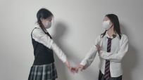 姐妹调教，jk黑丝梦婷被霜喵盘腿缚绑到床上，只能被迫接受tk，电击贴，棒棒骚扰，后戴