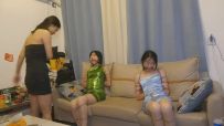《劫中劫》 下集 两个女劫匪拿到钱后把女主人和另一个美女捆绑堵嘴丢家里离开