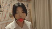 【解谜逃脱游戏·禁锢】雯雯被手铐反拷，口球上锁；再把身上藏有钥匙的依依锁进笼子。