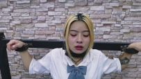 【HD飞天】今天把JK女毒犯希希紧锢在拘束架上,把脚钉固定在脚底上,把钢针扎在胸上,在