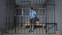 关押审讯女学生!铁链捆绑椅子上扒光衣服戴吸R器棒棒羞辱强G！狠狠抽打/电击/挠痒折磨