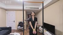 单腿吊口球震动调教，先双手直吊，再蒙眼[X_X]调教，震动调到最大，最后模特累麻了。