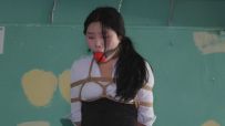 《废弃房的调教》 中集 女M被戴上超大口球，在楼房里受到各种捆绑调教