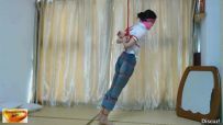 莹莹妹子紧缚调教……莹妹本次牛仔裤紧贴身，再用绳子...