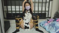 【苏苏】双马尾萝莉被铐在窗台折腿缚挠痒揉胸调教
