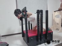 【缚心室】清纯女大学生的拘束架体验，郊狼+电击棒，炮击猛烈输出，想躲又躲不掉，最