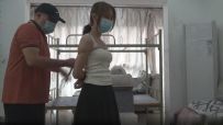 【琳媚】折腾得很惨的沙发分腿电击+棒棒强G 圈养的白棉袜小M 从沙发摔到地上 不亲我就