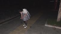 【苏苏】JK少女手铐脚镣逛马路，穿梭于车水马龙+被铐在树下TD折磨