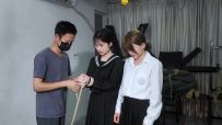 单脚吊连缚两不听话的女学生疯狂挠痒惩罚！口球紧塞！自解绳子逃跑！ 【樱束原创】《