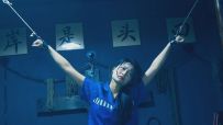 《中世纪之冷狱》 女囚朱丽娟因吸毒贩毒及偷渡被抓，被判无期，还要被鞭刑20鞭，最后