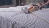 【丝米定拍】《圈养萝莉Ⅳ》将萝莉妹妹双手双脚用束缚带紧紧绑牢，绳索固定在床板上动