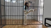 【鑫鑫工作室】新模特菲菲第一部镣铐片，饰演嚣张的女犯，被帽子姐姐单脚吊起来，压到