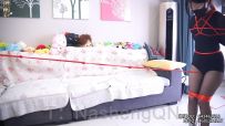 【娜绳工作室】【青柠】黑色丝袜，双手被反绑在身后，高高吊起，无法触及自己的腰部