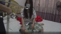 【荷露】JK学生妹 驷马铐起来TK挠痒痒玩丝袜JIO 老色P还想摸胸 急得妹妹不停挣扎
