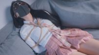 【丝米定拍】《假扮手办的女小偷》漂亮女小偷入室盗窃，男主突然回家！女小偷急中生智