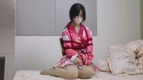 小清妹子穿上cos服五河琴里，接受震动棒跳蛋玩弄。