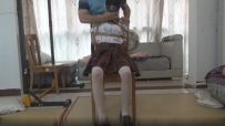 【琳媚】轻调 圈养小M系列 椅子缚 蒙眼封嘴JK白丝高马尾 双脚微吊玩凶鞭打棒子G到腿抖