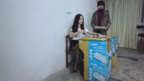 《被下属报复的女老板》女老板因辱骂员工被员工下药迷晕绑在椅子上玩弄报复！抚摸黑丝