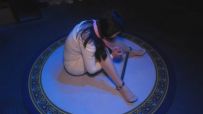 胜景影视 女M不锈钢拘束枷 女M被紧锢在笼子里戴上超级大口球被囚枷拘束着