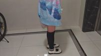 【苏苏】小厨娘苏苏丸子头女仆黑丝尾巴小区行走五花大绑戴脚镣踢足球+拴在树下td折磨
